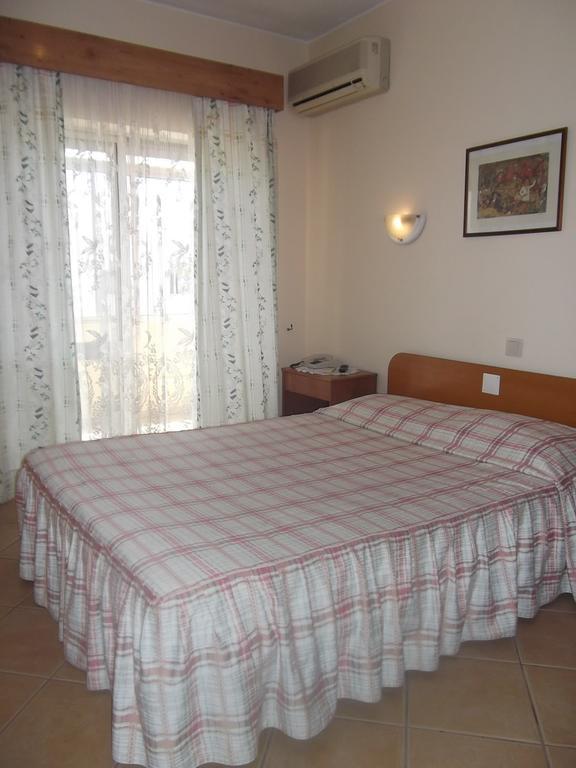 Residencial Nosso Paraiso Bed and Breakfast Quarteira Rum bild