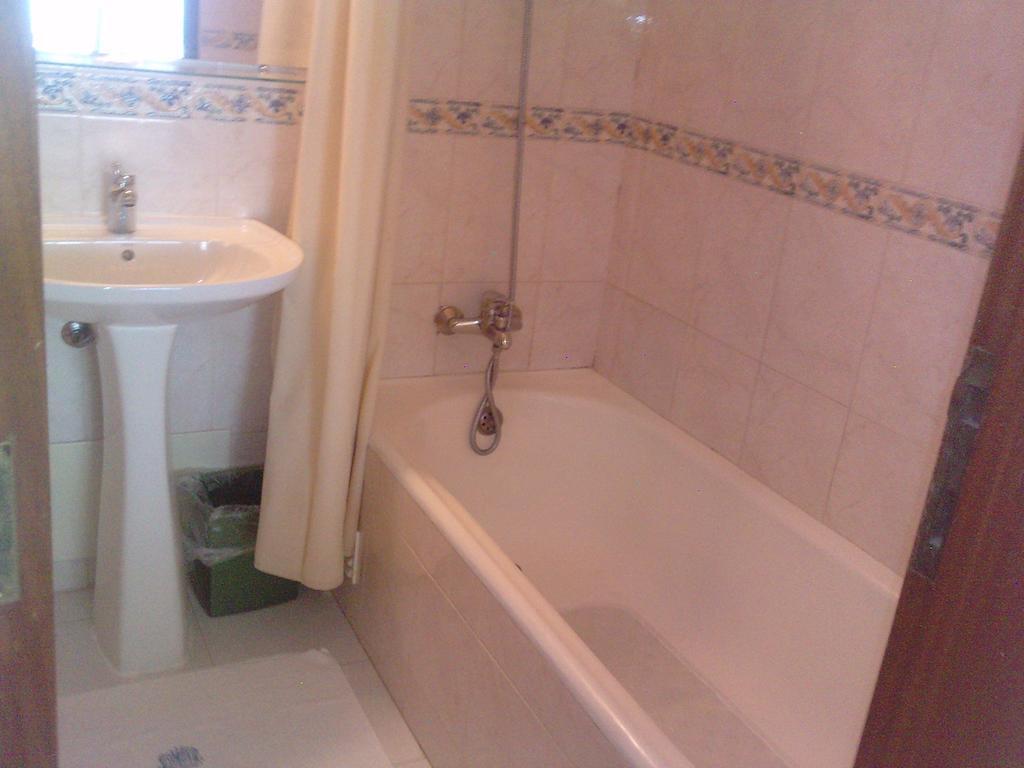 Residencial Nosso Paraiso Bed and Breakfast Quarteira Rum bild