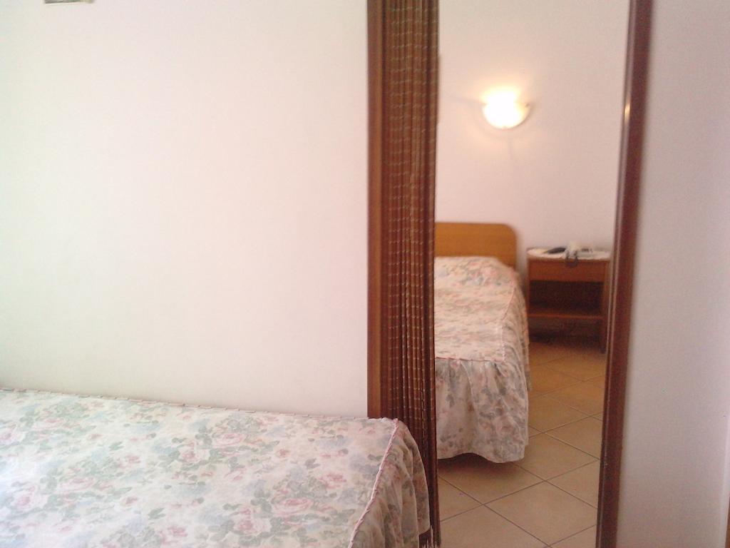 Residencial Nosso Paraiso Bed and Breakfast Quarteira Rum bild