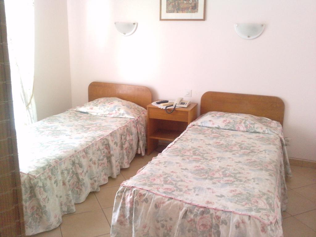 Residencial Nosso Paraiso Bed and Breakfast Quarteira Rum bild