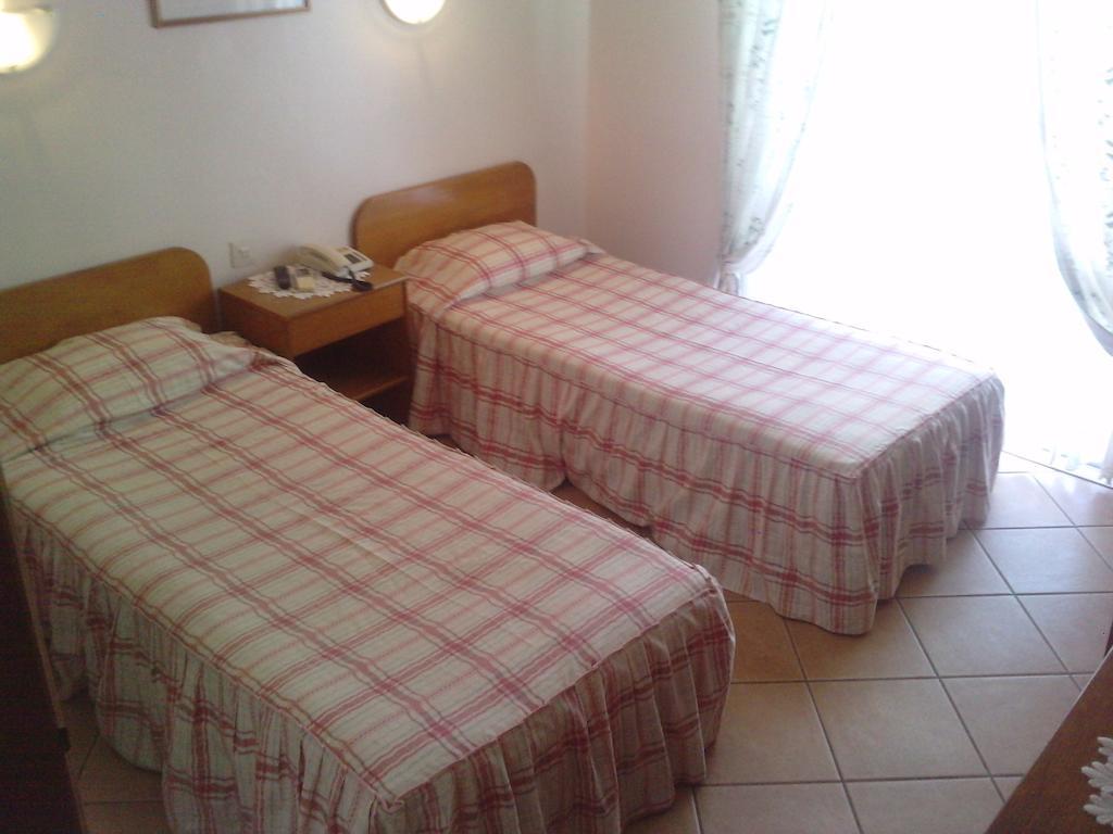 Residencial Nosso Paraiso Bed and Breakfast Quarteira Rum bild